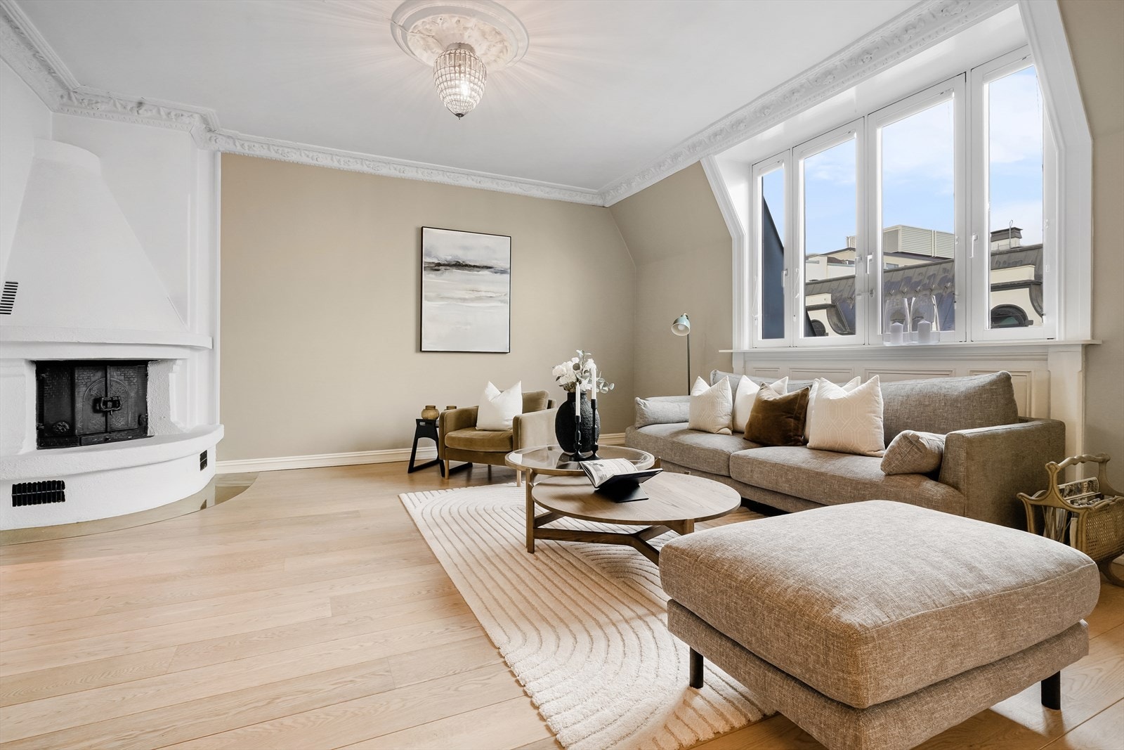 Stor, lys og velholdt toppleilighet med peis og solrik, privat takterrasse. Galleribilde