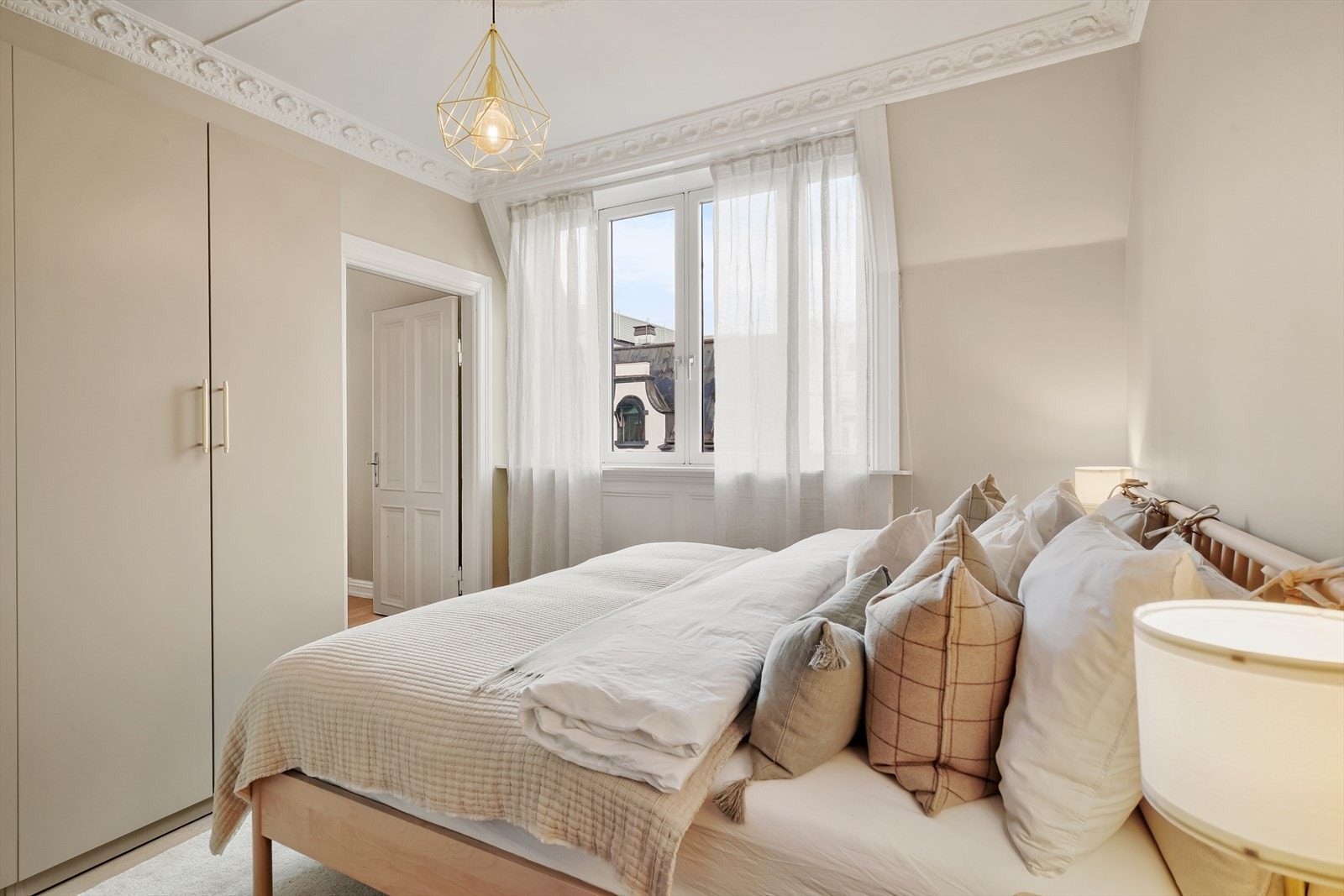 God plass til dobbeltseng og godt med oppbevaringsplass. Galleribilde