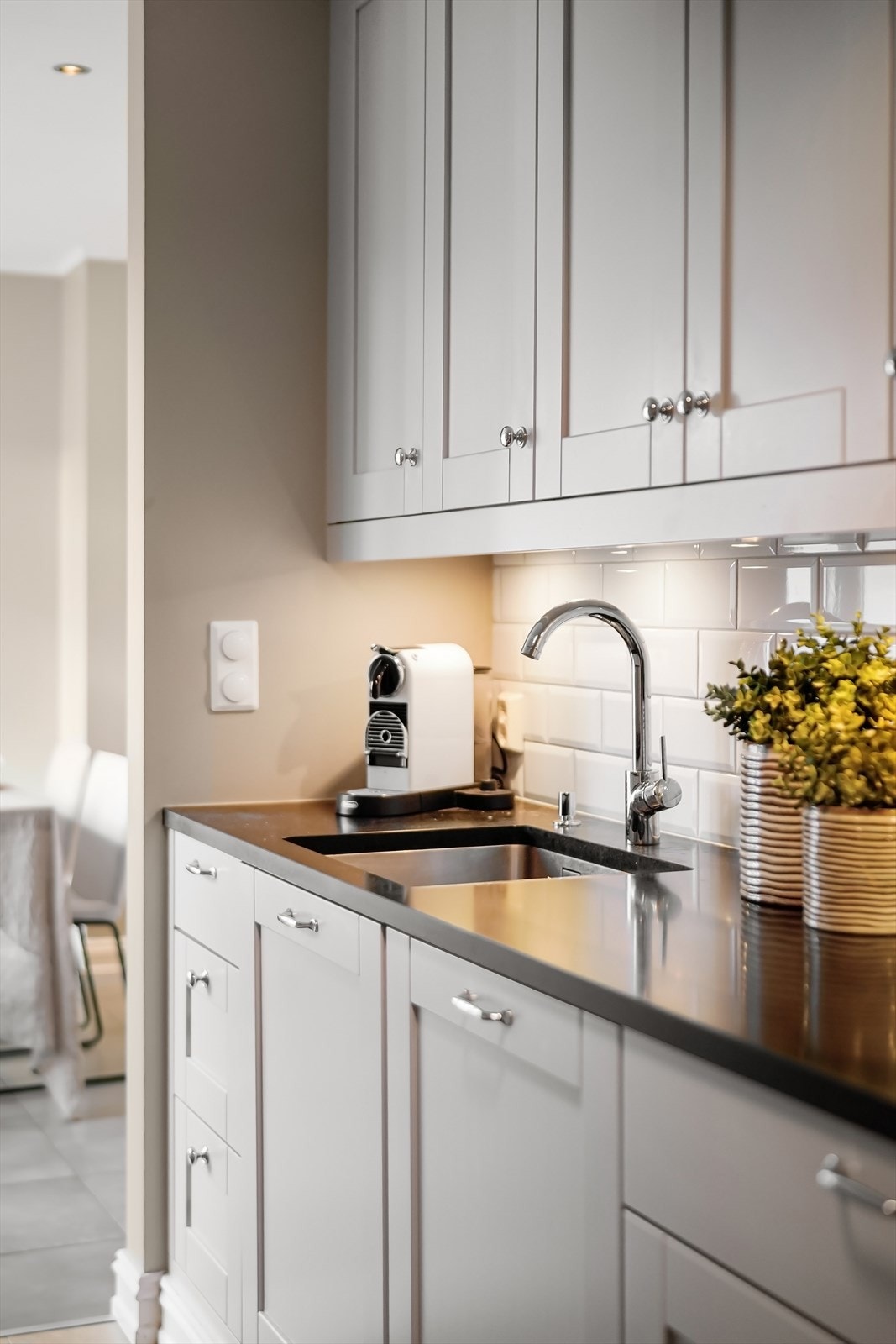 Profilerte fronter, fliser på vegg, benkeplate i granitt og kullfilterventilator. Integrert stekeovn, platetopp, oppvaskmaskin og kjøl/frys. Komfyrvakt er montert. Galleribilde