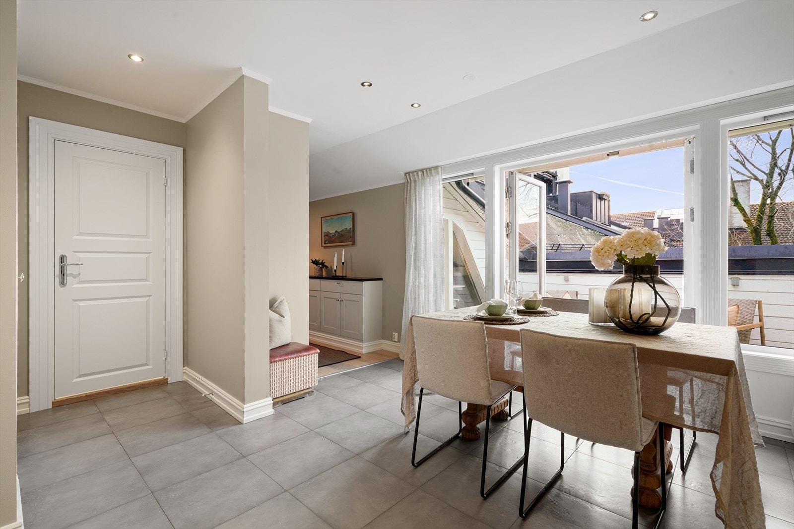 Kjøkken er åpent og samtidig godt tilbaketrukket fra stue og spiseplass. Galleribilde