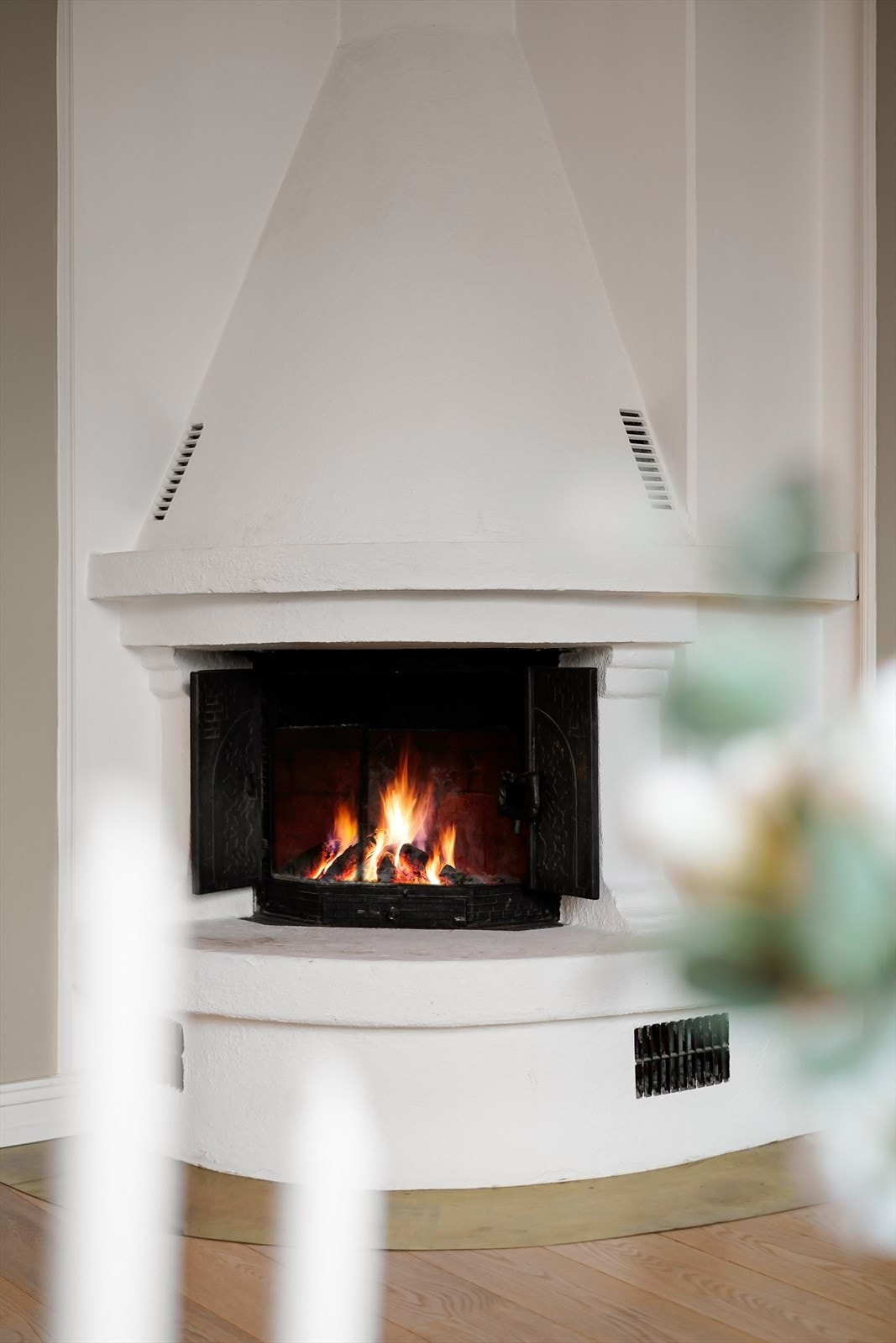 Den gode hjørnepeisen gir både varme og god atmosfære. Galleribilde