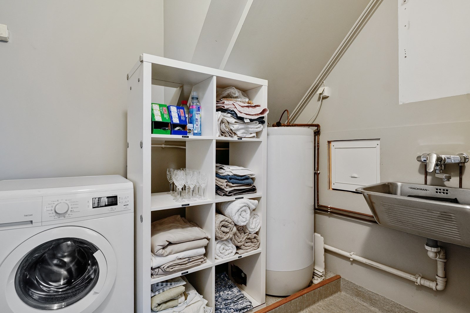 Praktisk vaskerom med inngang fra hovedsoverom. Galleribilde