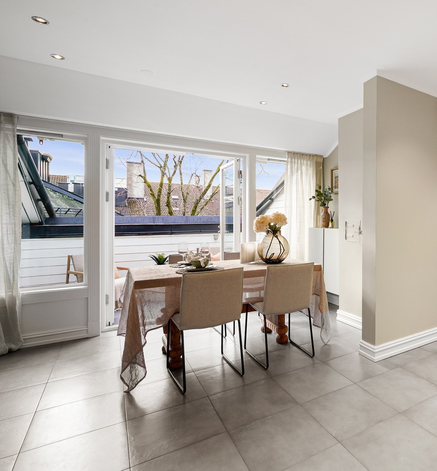 God plass til å dekke opp med langbord ved kjøkken og utgangen til terrasse. Galleribilde