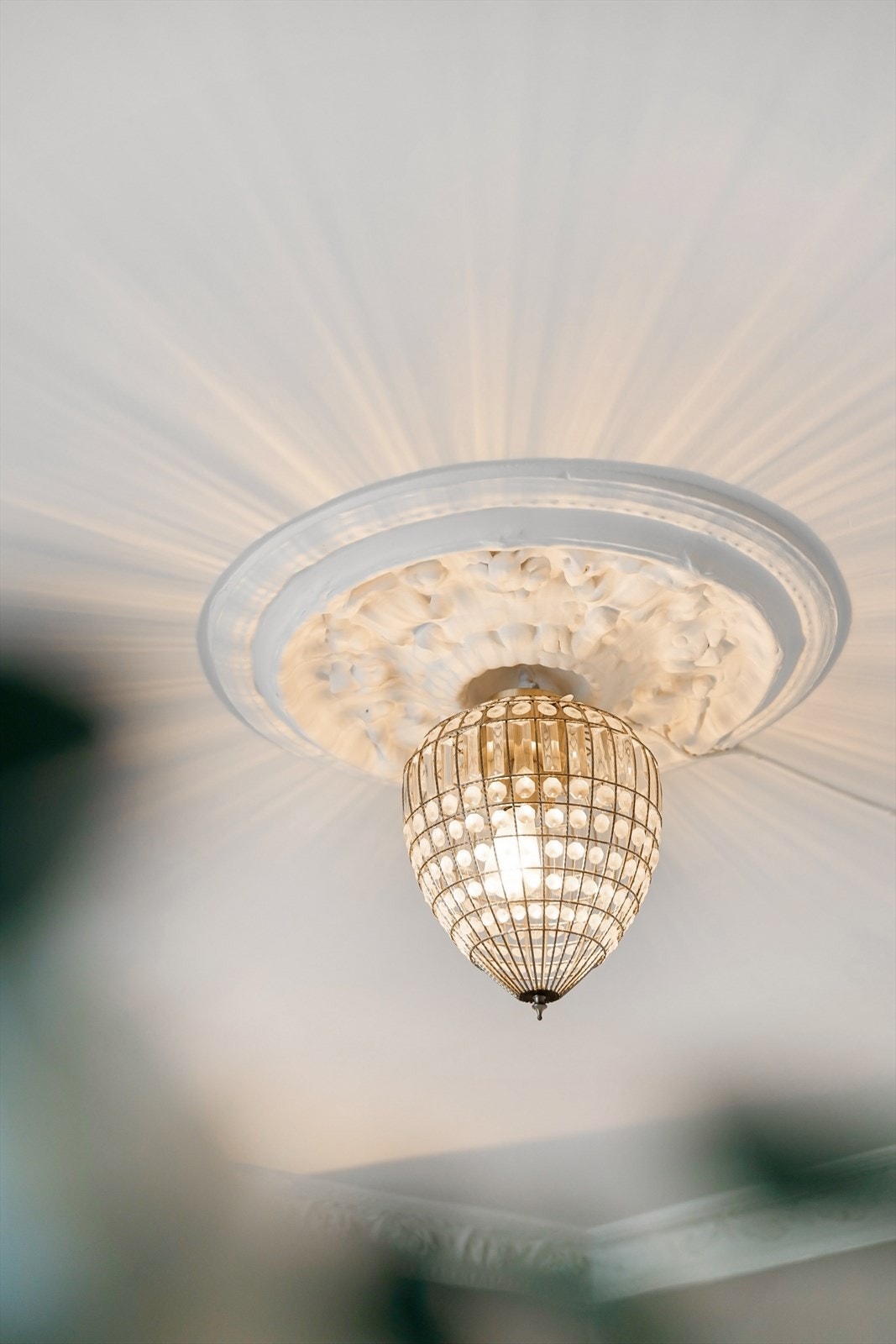 Klassiske detaljer med stukkatur og rosett i taket. Galleribilde