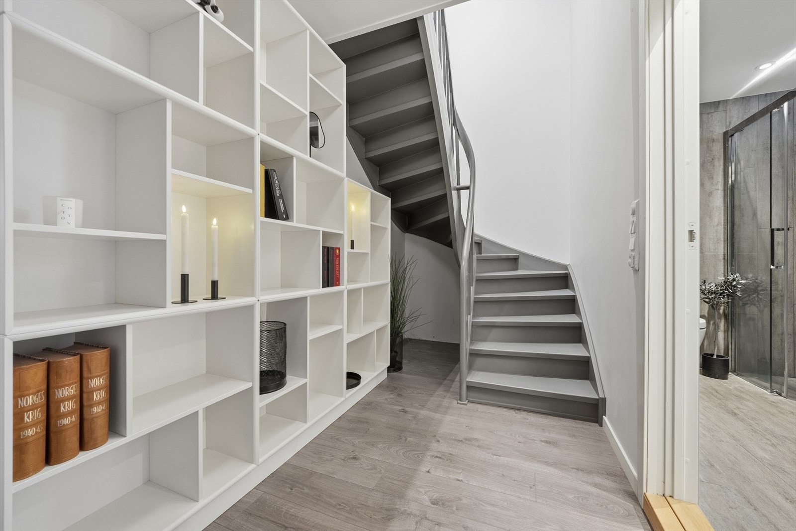 Hallen har plass for oppbevaring i tillegg til romslig bod Galleribilde