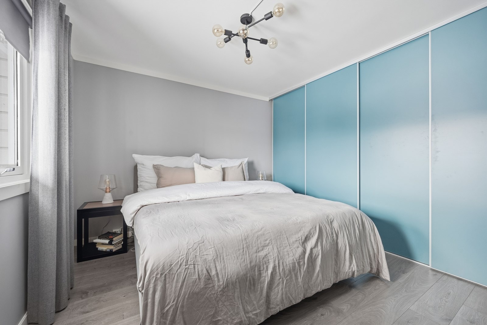 Langsgående skyvedørsgarderobe gir rikt med lagring Galleribilde