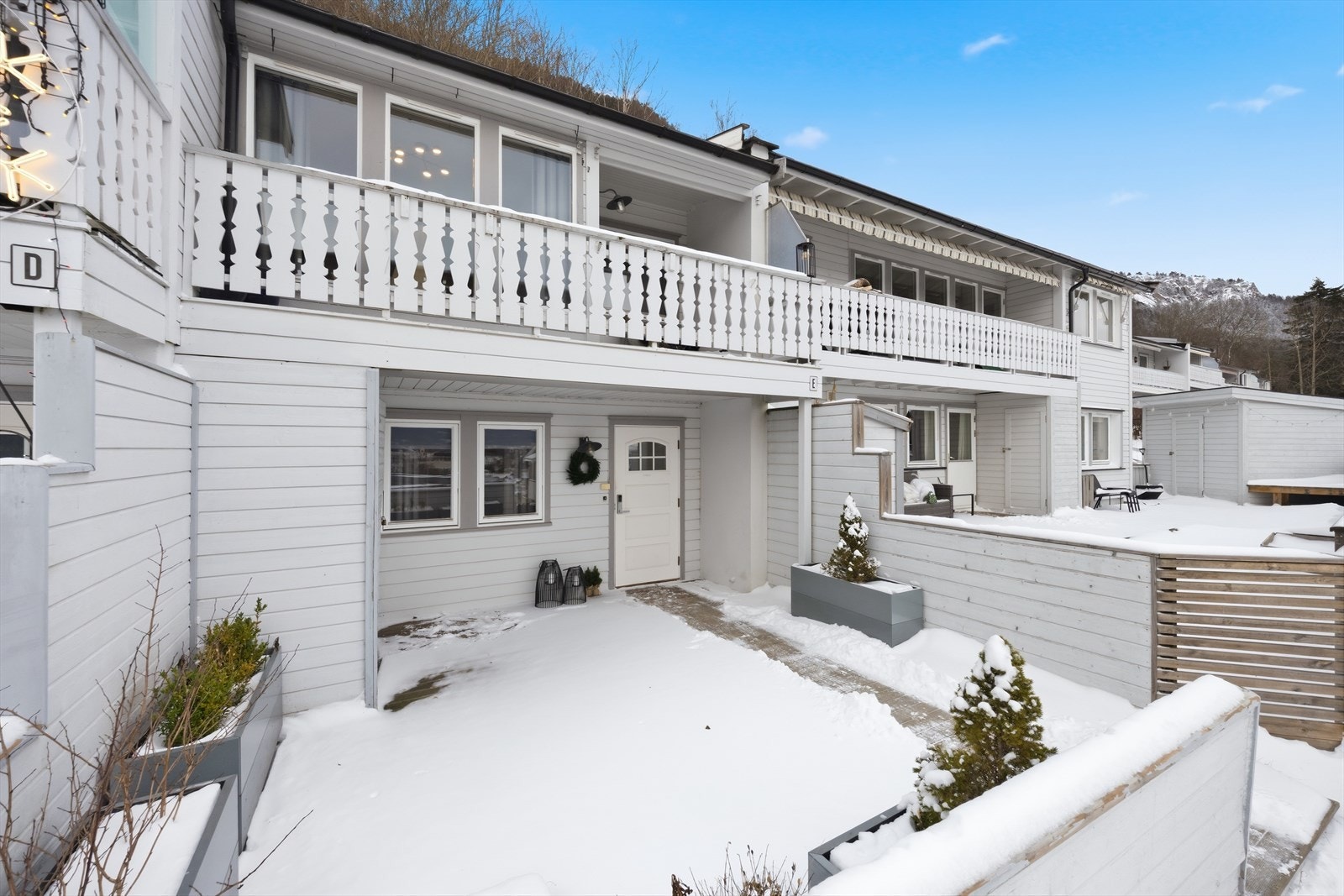 Huset har fine terrasseområder på fremsiden, hvor man kan nyte solrike dager Galleribilde
