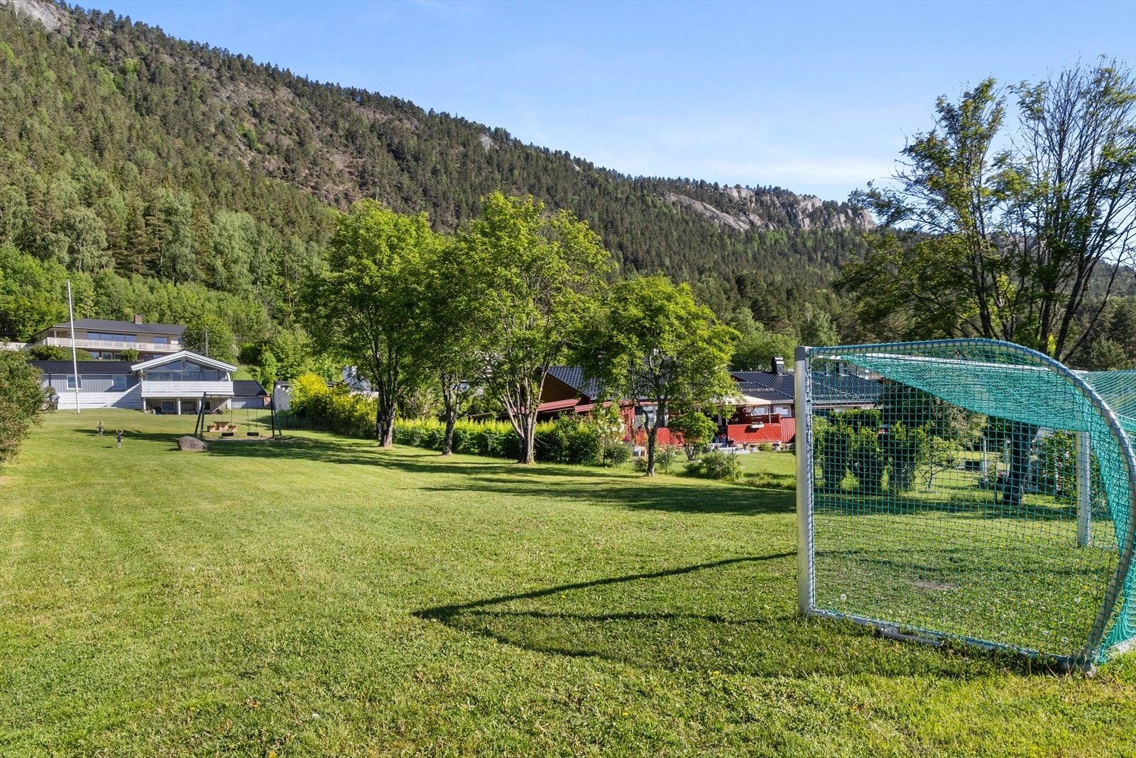 I nabogata, Løeveien er det pent grøntareal med lekeplass for nabolaget Galleribilde