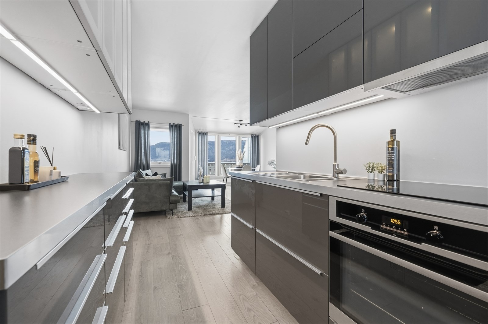 Kjøkkenet er moderne og praktisk, med glatte overflater Galleribilde