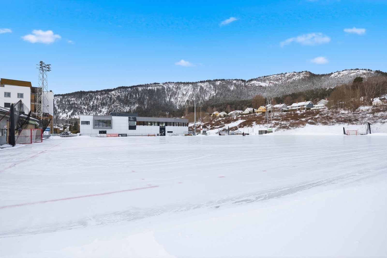 Solbergbanen brukes av alle skøyteglade barn og voksne. Arenaen har kunstis og er hjemmebanen til Solberg. I klubbhuset er det garderober, kiosk og toalett for publikum. Galleribilde