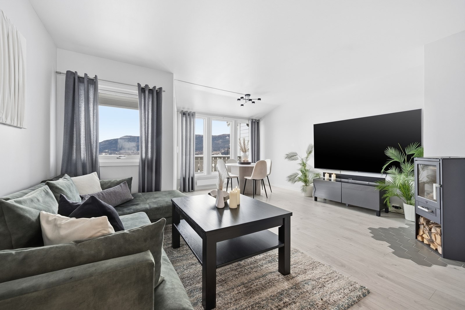 Med trappeadkomst fra hall kommer man opp til en lys og åpen stue-/kjøkkenløsning Galleribilde