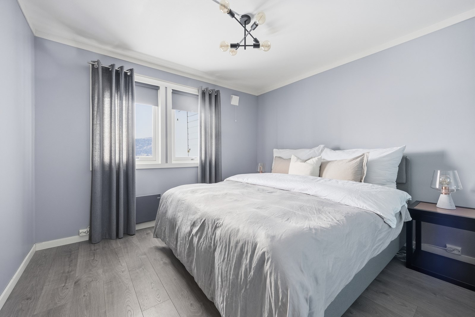 Etasjen har et stort og romslig hovedsoverom Galleribilde