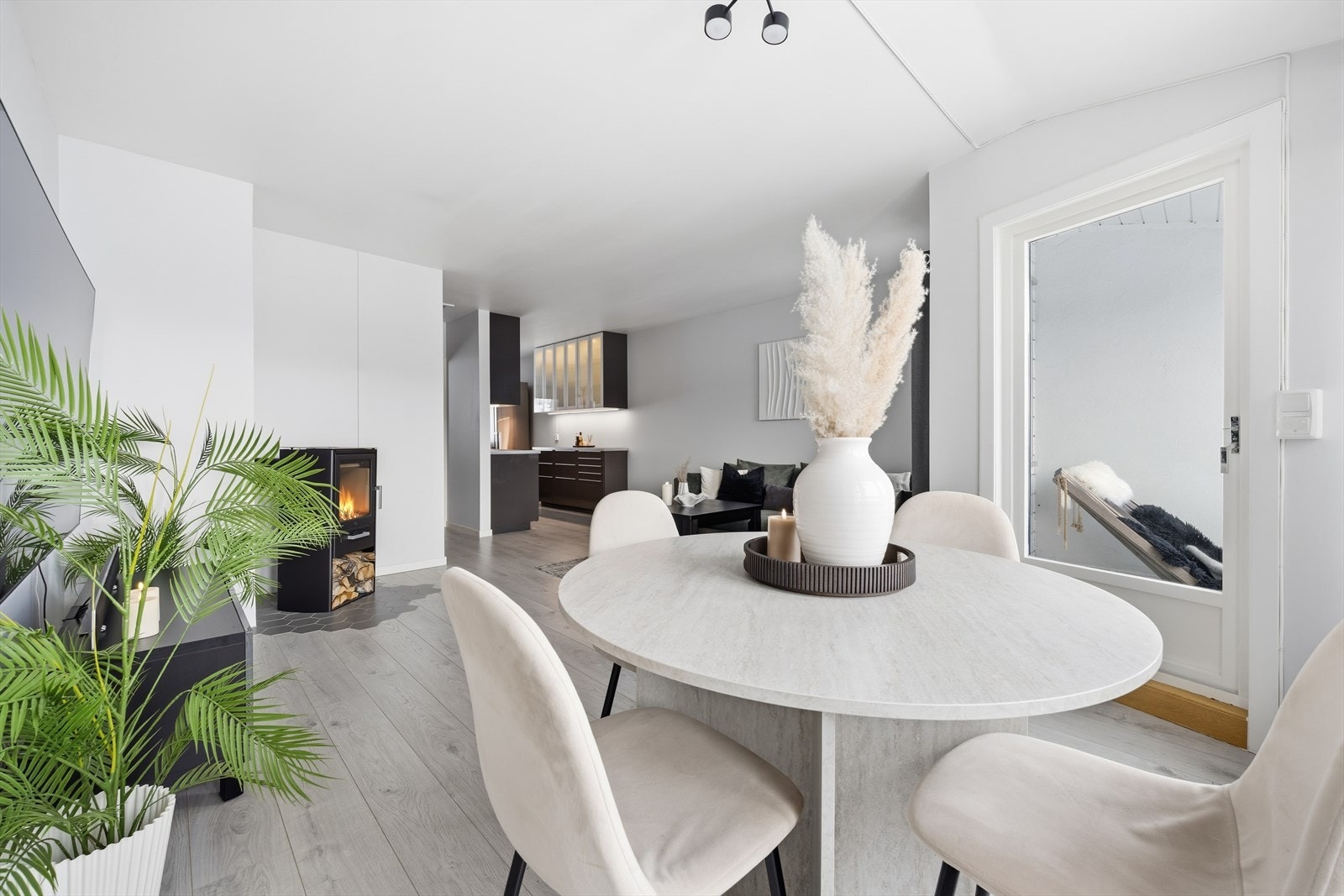 Stuen har også peis fra 2021 som gir god varme vinterstid Galleribilde