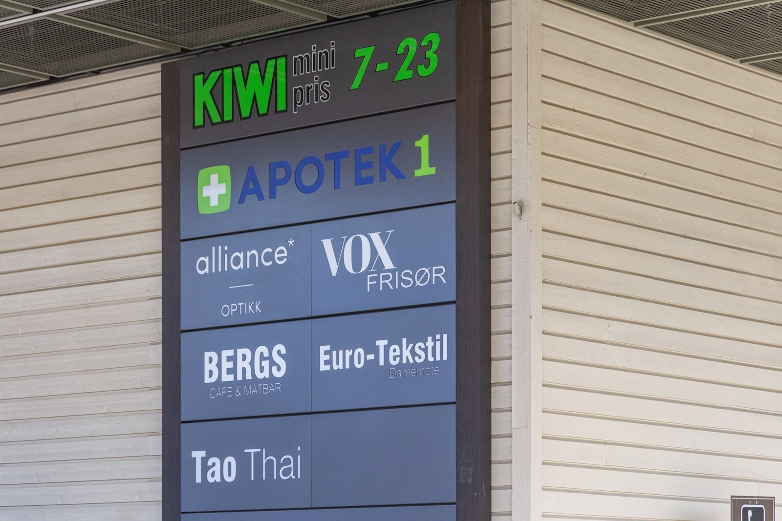 Gangavstand til Olympus treningssenter, Solberg pub & bistro og Solberg senter med bla. Kiwi, Apotek, Bergs cafe og matbar og frisør m.m. Galleribilde