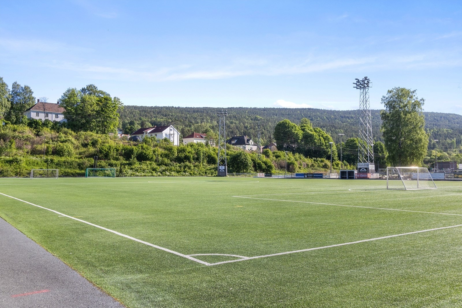 På flata i Solbergelva ligger idrettsanlegget, Solbergsenteret, barne-, og ungdomsskole i meget kort gangsavstand til hverandre Galleribilde