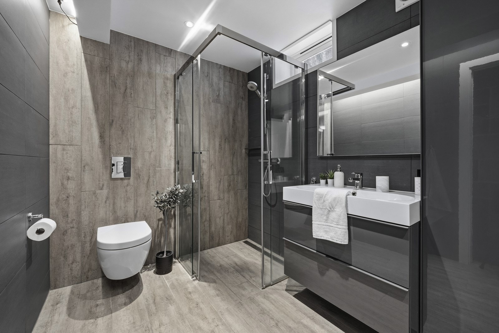 Delikat bad fra 2014 med vegghengt innredning og toalett Galleribilde