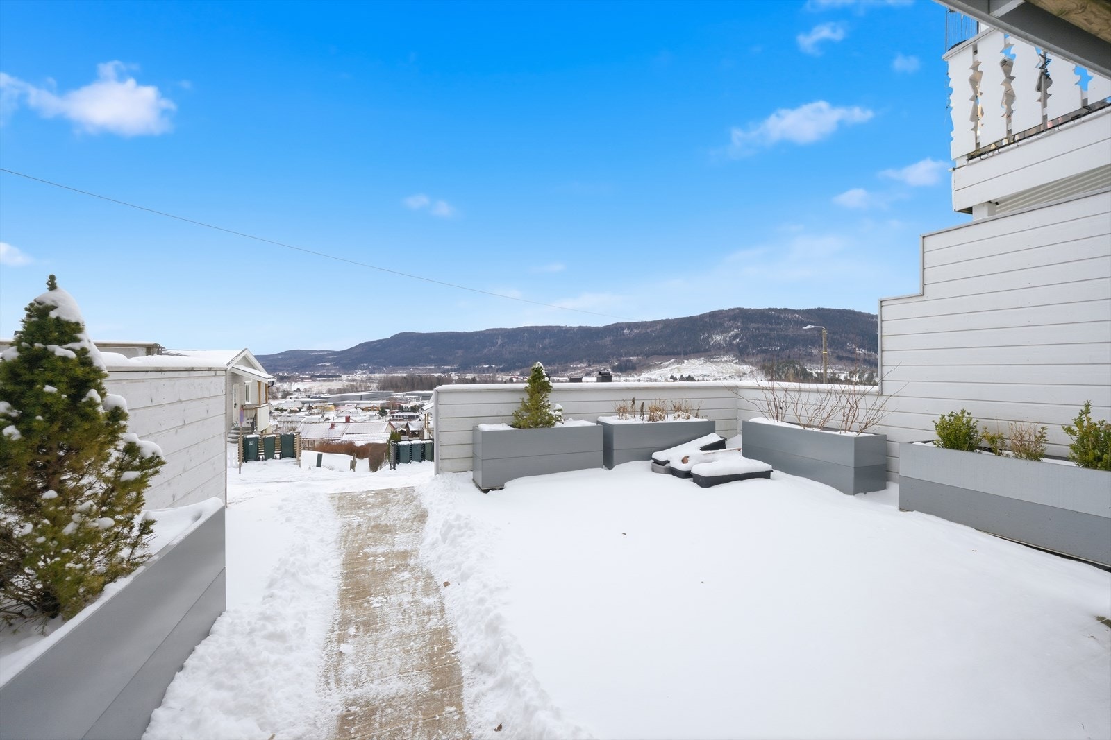 Terrassen har god plass for ulik møblement og beplantning Galleribilde