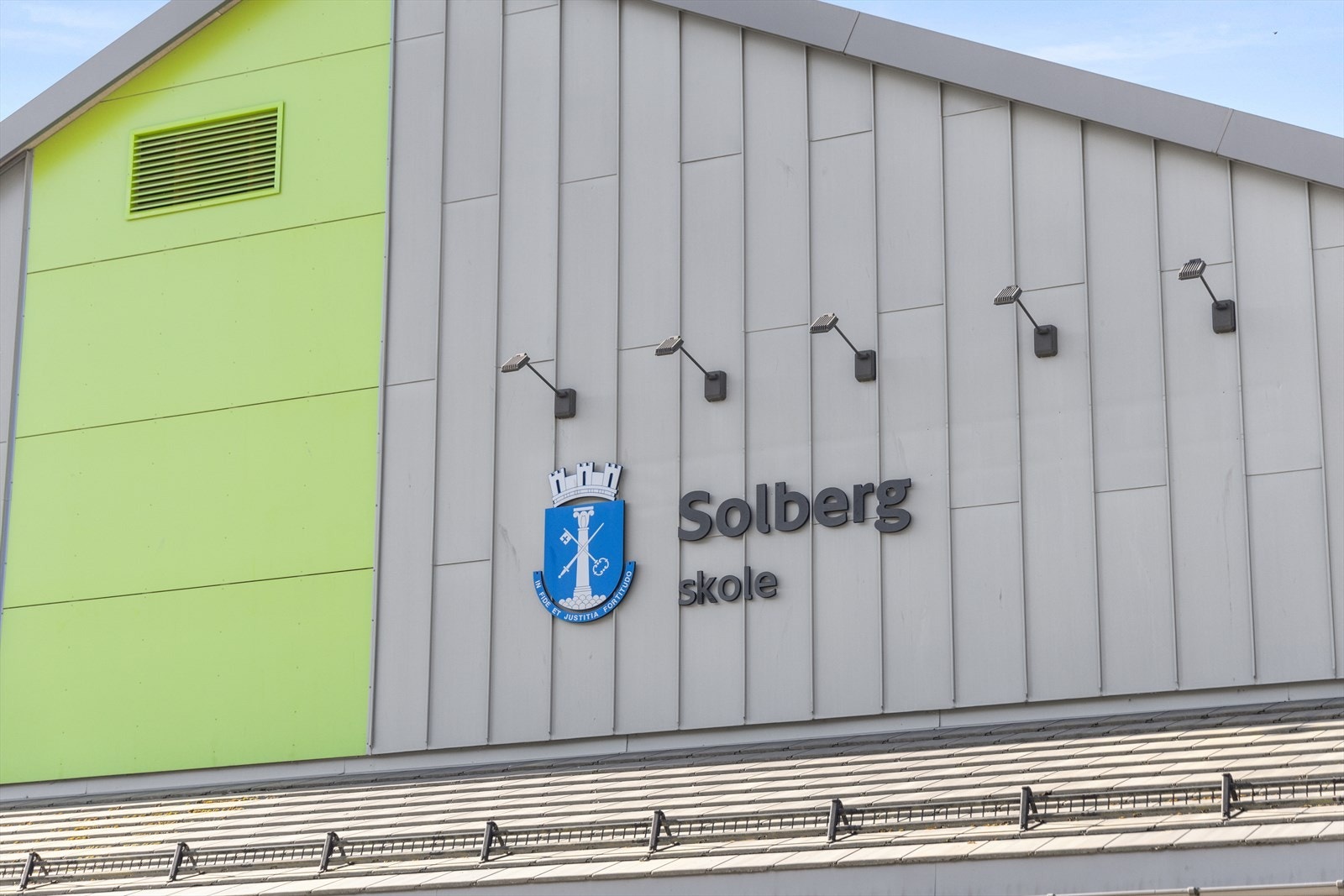Solberg barneskole med store områder for lek Galleribilde