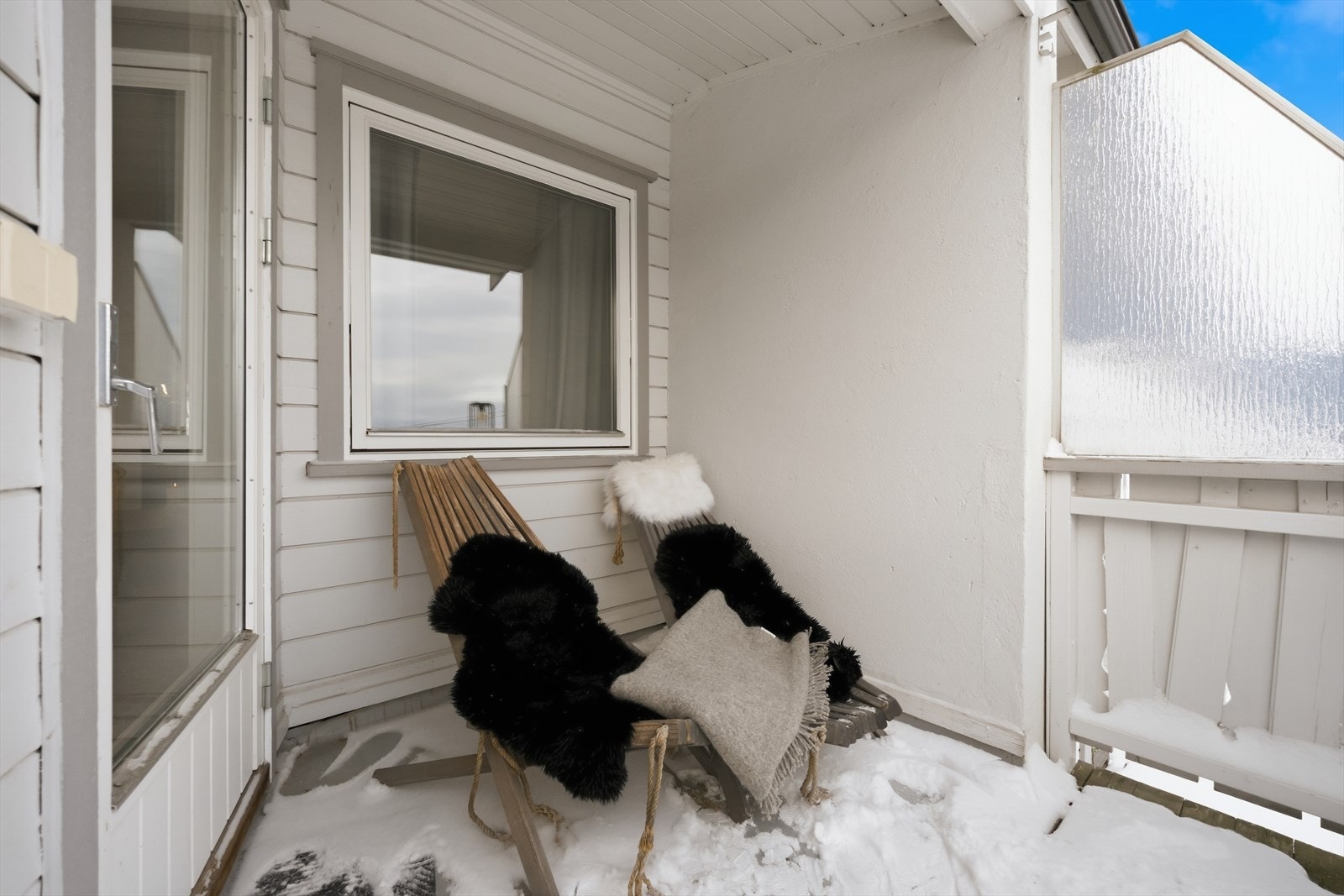 Fra stuen er det utgang til lun og delvis takoverbygget veranda Galleribilde