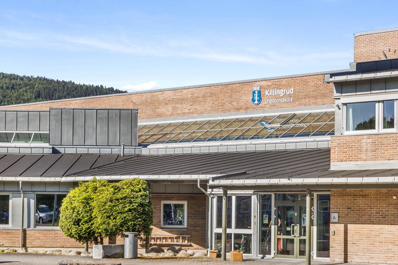 Killingrud ungdomsskole med balløkke, bane for sandvolleyball og basketball Galleribilde