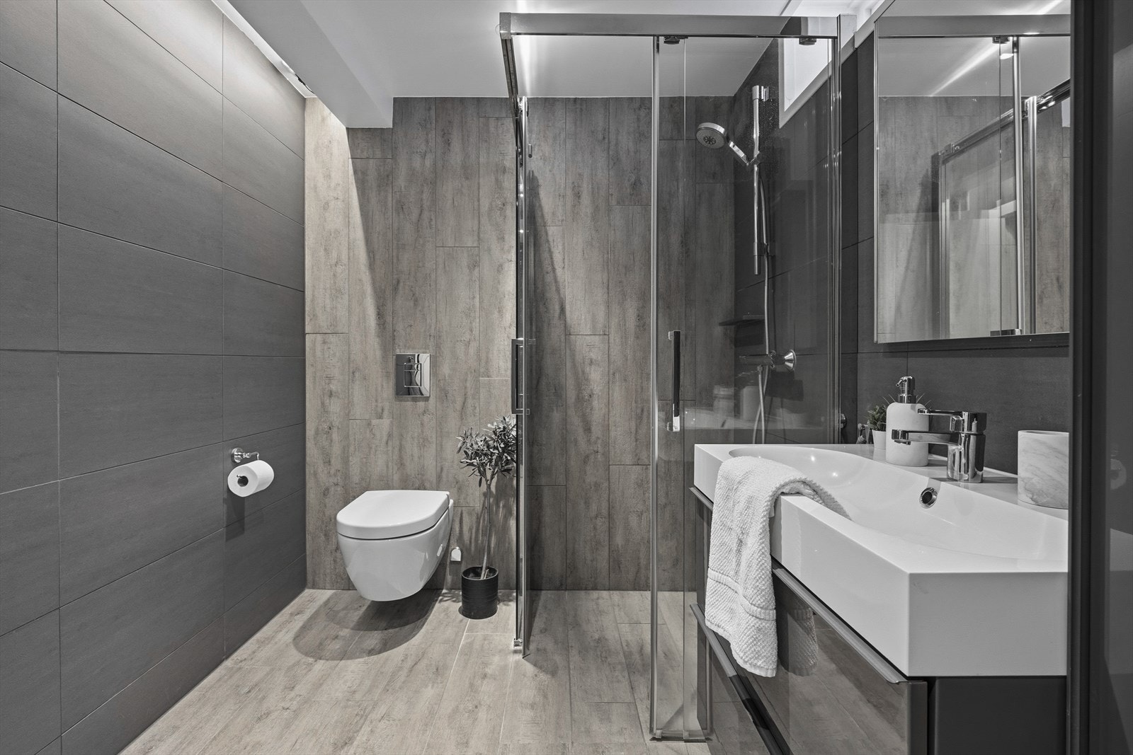 Badet har varmekabler i gulv og downlights i tak Galleribilde