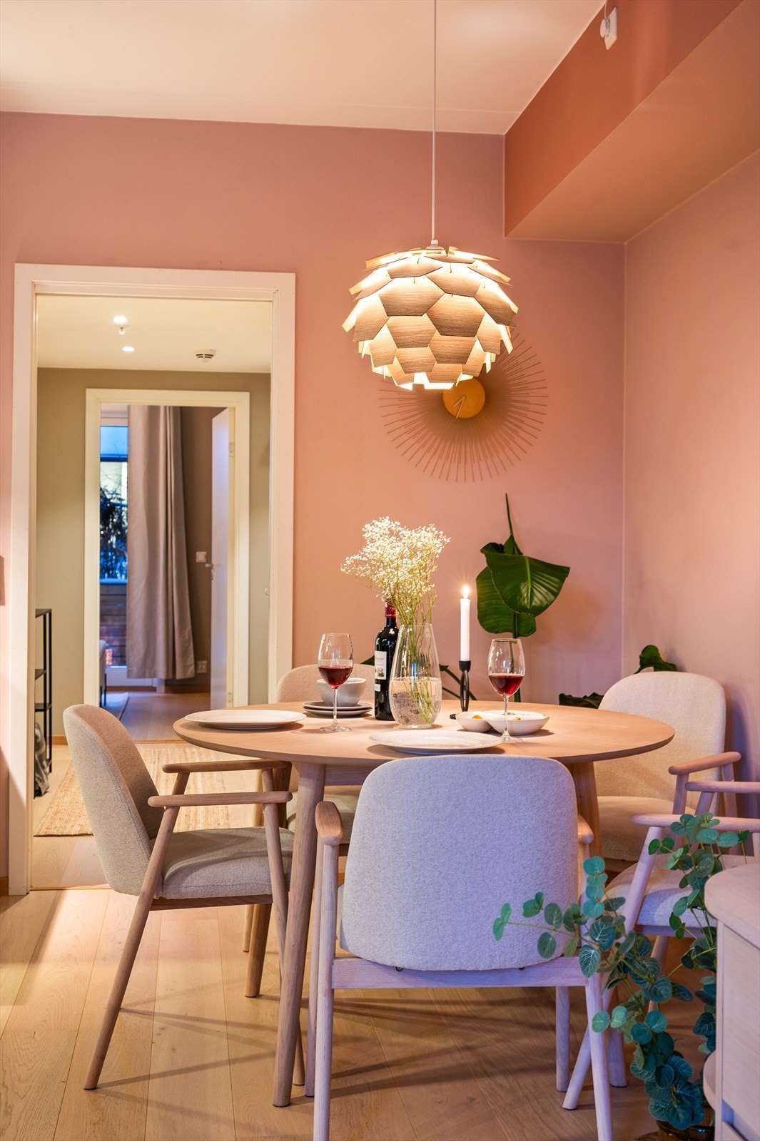 Mer en god nok plass til både stort spisebord og ulike soner Galleribilde