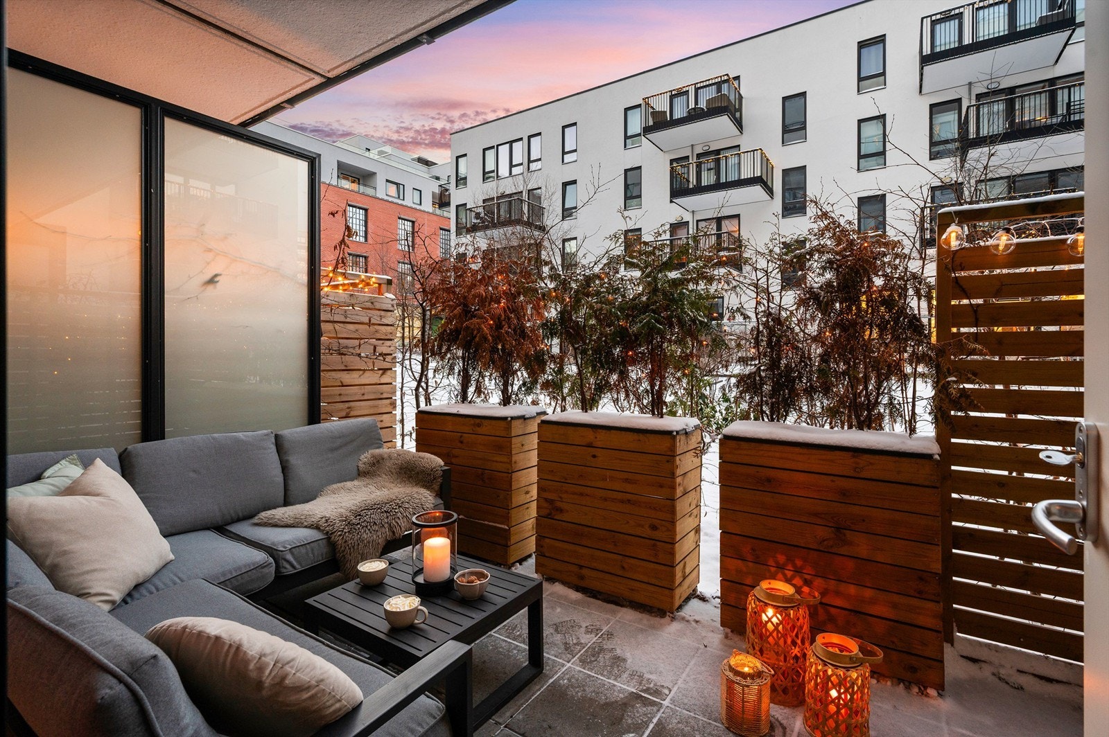 Nordvestvendt terrasse hvor varme sommerdager kan nytes med en god bok og noe kaldt i glasset eller med venner og grillmat til middag Galleribilde