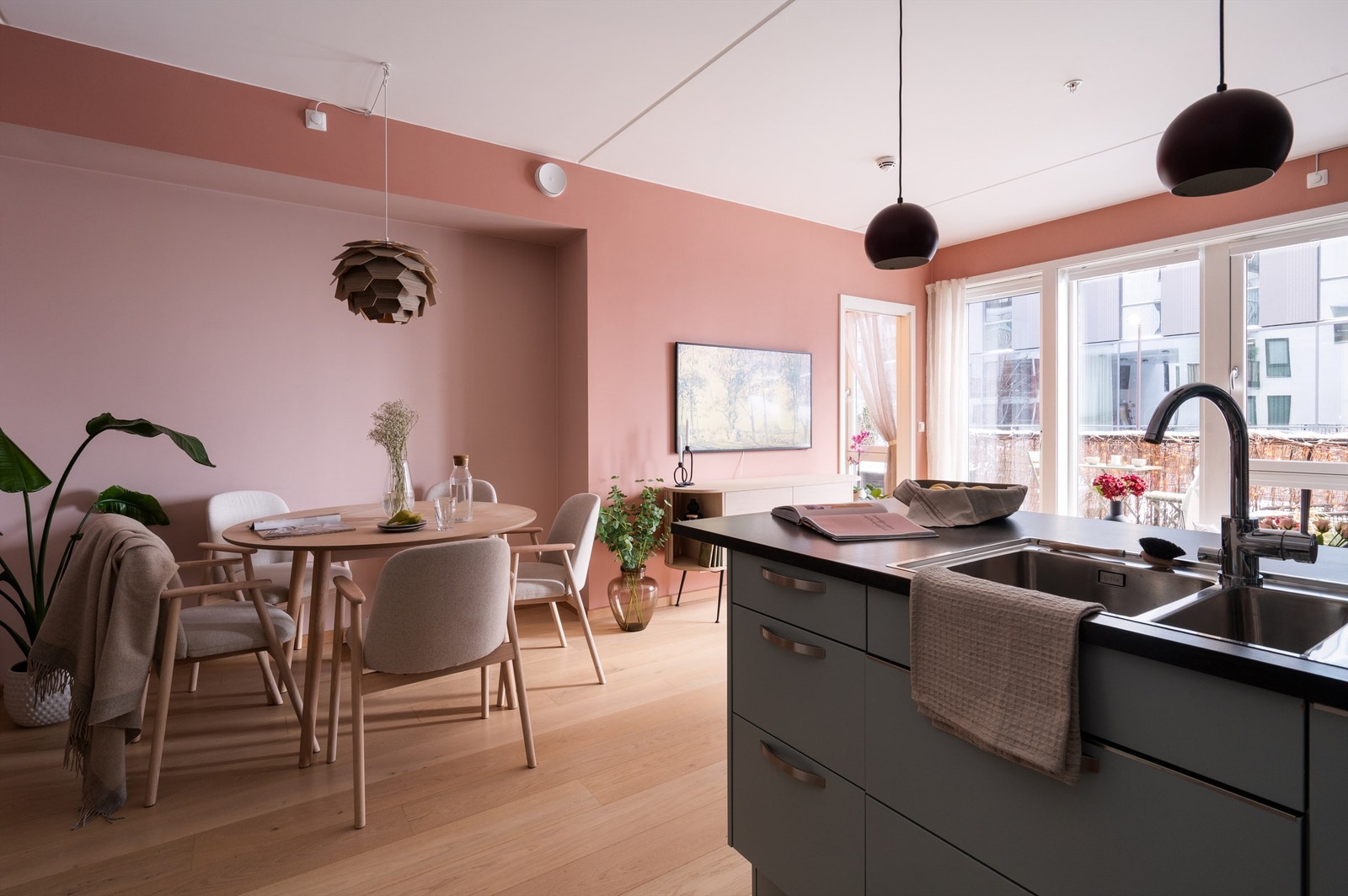 Den åpne kjøkkenløsningen oppleves behagelig med kjøkkenøy med barløsning som fungerer som en fin romdeler - her har du en god kommunikasjon med stuen og gjestene Galleribilde