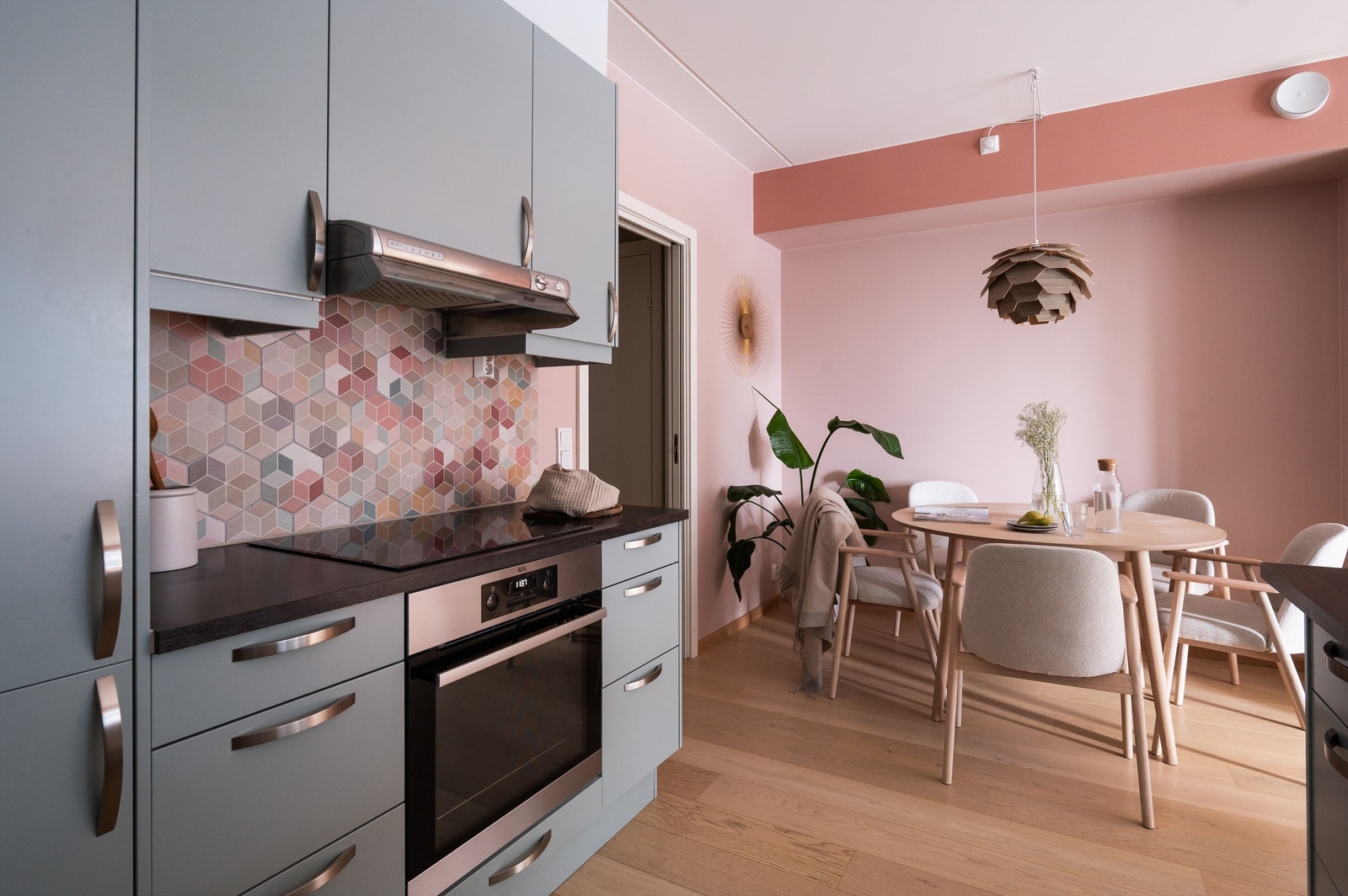 Innredning fra Sigdal med grå, glatte skapfronter, laminat benkeplater, nedfelt rustfri 1,5 oppvaskkum m/benkebeslag og ett-greps armatur Galleribilde