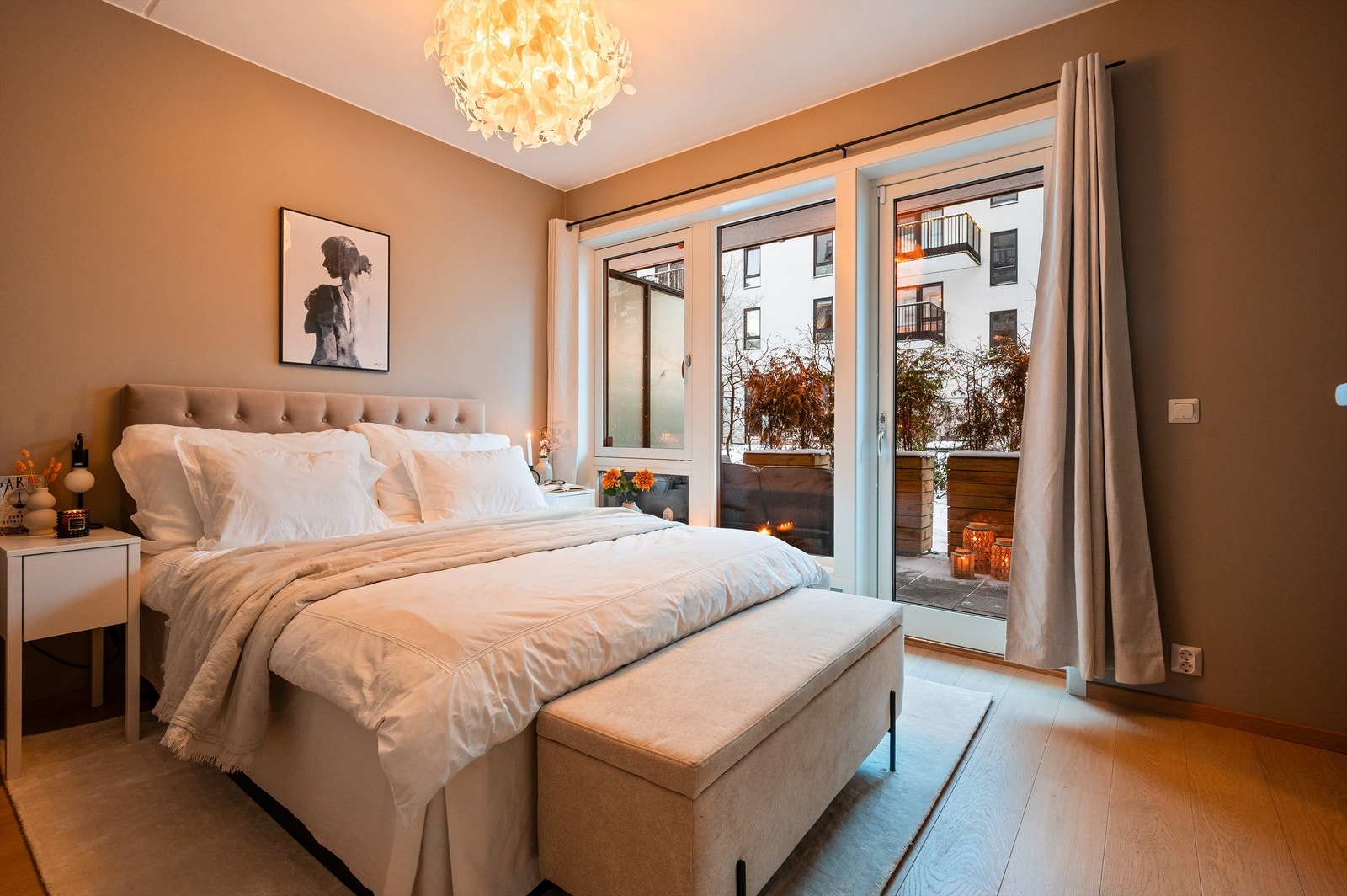 Hovedsoverommet er av god størrelse og er delikat innredet med stor dobbeltseng og tilhørende nattbord på hver side Galleribilde