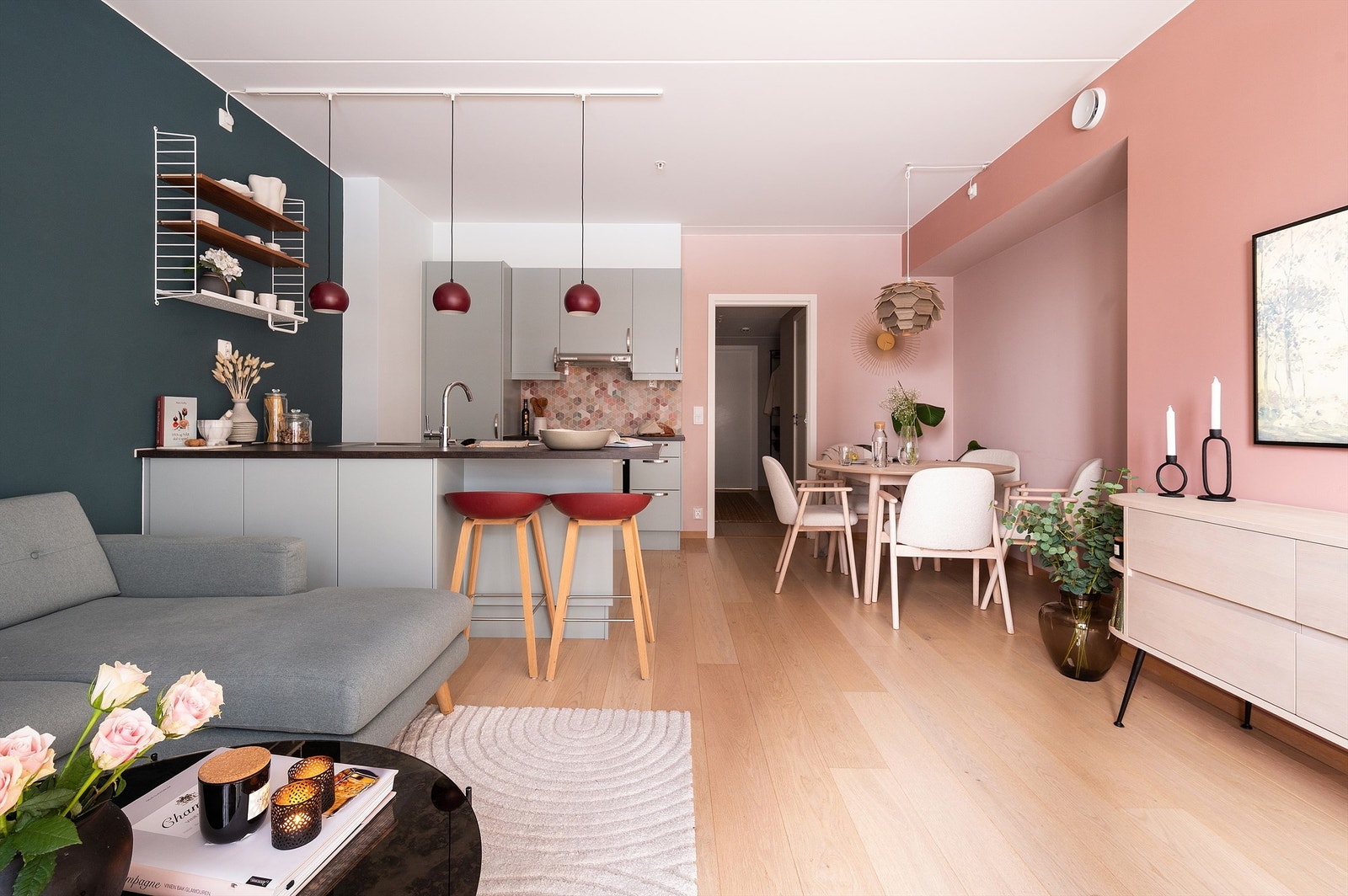 Tiltalende og moderne stue med en lys og luftig romfølelse Galleribilde