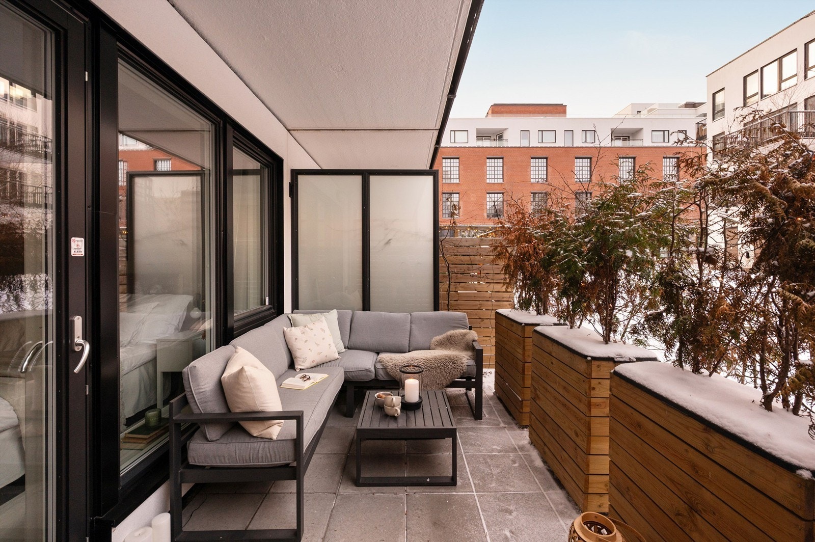 Uteplassen er godt skjermet med levegger og plantekasser - bak plantekassene er en hekk som er frodig i sommerhalvåret og gir ekstra skjerming Galleribilde