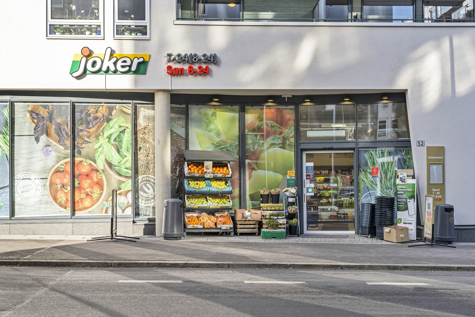 Like over gangbruen fra leiligheten finner du søndagsåpen Joker Galleribilde