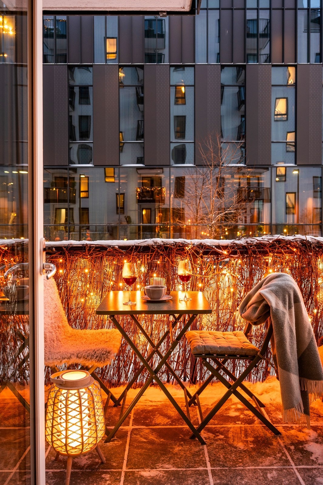 Balkongen har god skjerming mot gaten, ligger høyt og begrenser innsyn fra gateplan - på sommerstid er det en frodig klatreplante langs rekkverk Galleribilde