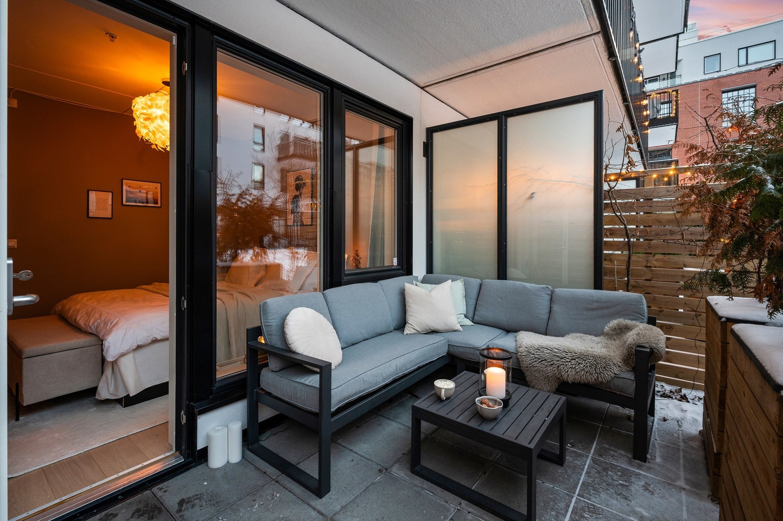 Her er det god plass til utemøblement som både sittegruppe og grill - ikke noe problem å invitere venner på grilling her! Galleribilde