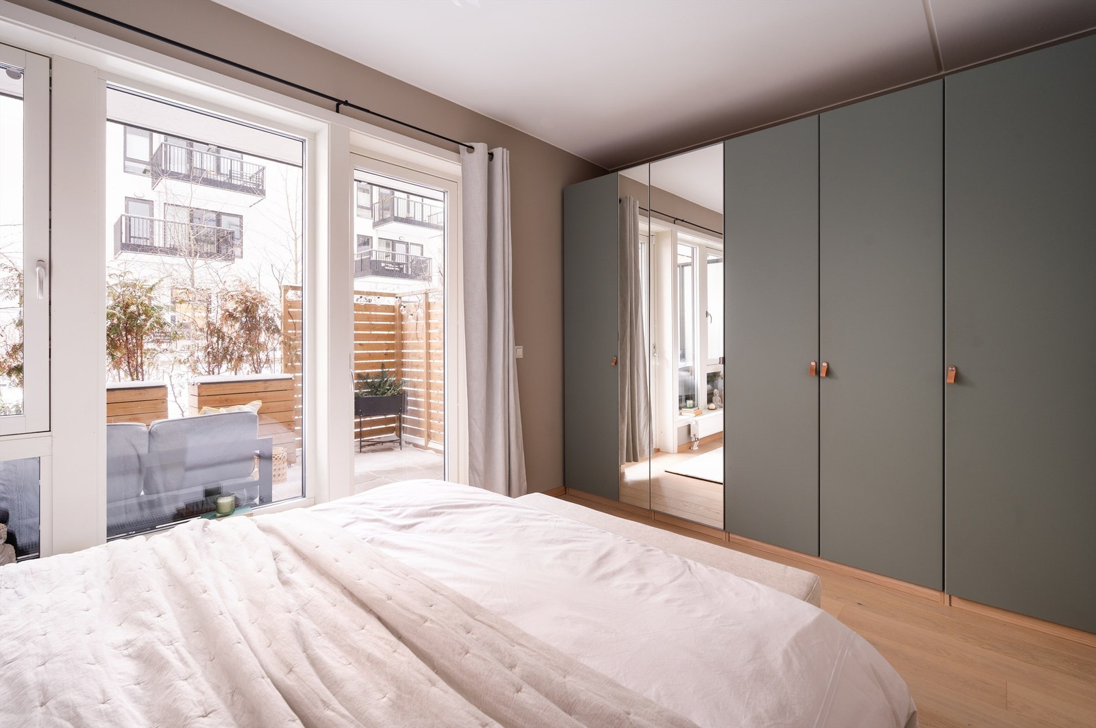 Montert garderoberobeløsning med svært god lagringskapasitet Galleribilde