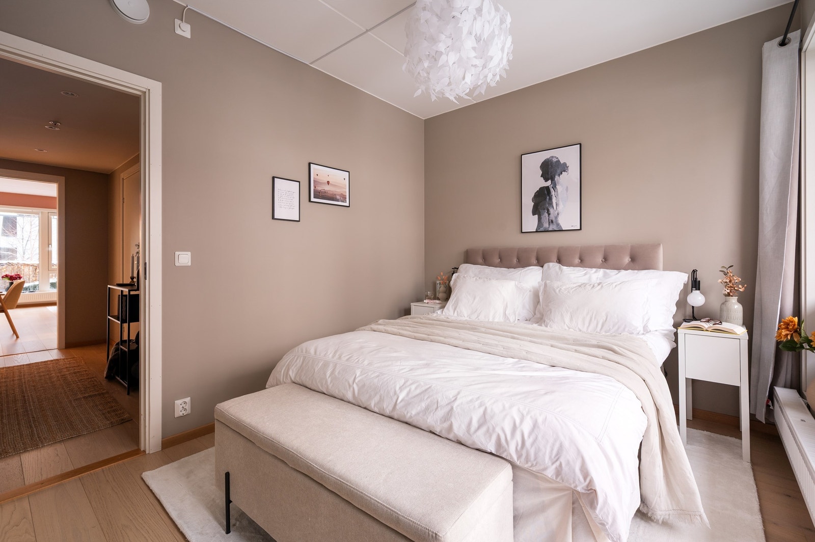 Veggflatene er malt i en lun tone som gir en god atmosfære å sove i, og som står fint til den lekre, enstavs eikeparketten på gulvet Galleribilde