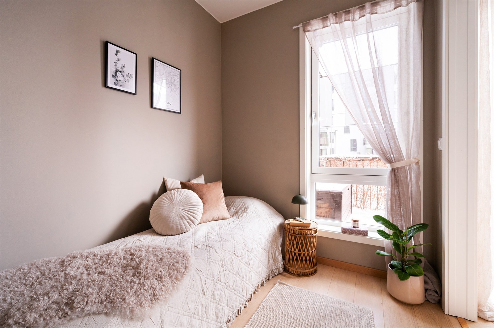 Boligens andre soverom er også av god størrelse, med plass til både seng og garderobeløsning Galleribilde