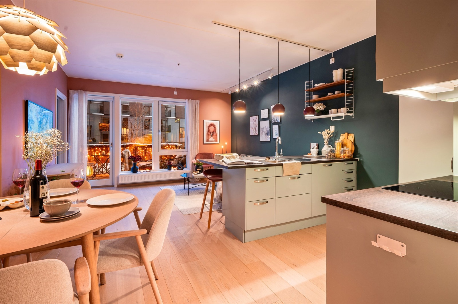 Rommet har en romslig utforming hvor man med enkelthet kan innrede etter eget ønske og personlige stil Galleribilde