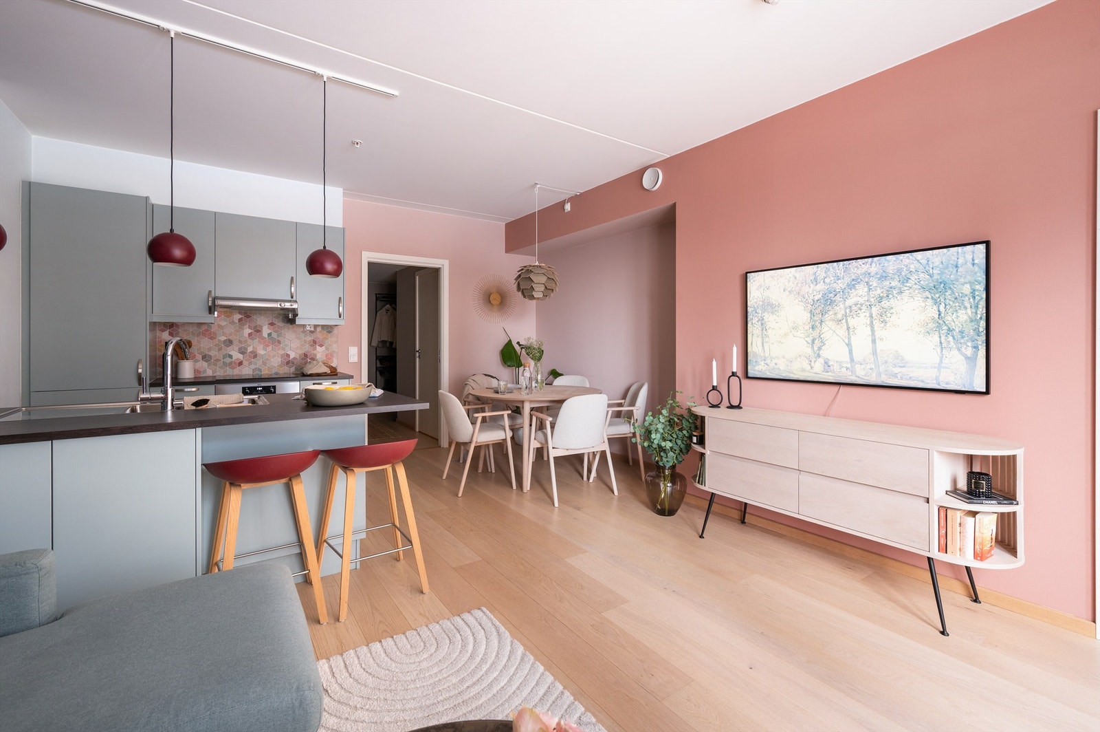 Pene, malte vegger og lekker, enstavs eikeparkett på gulv skaper et moderne uttrykk Galleribilde