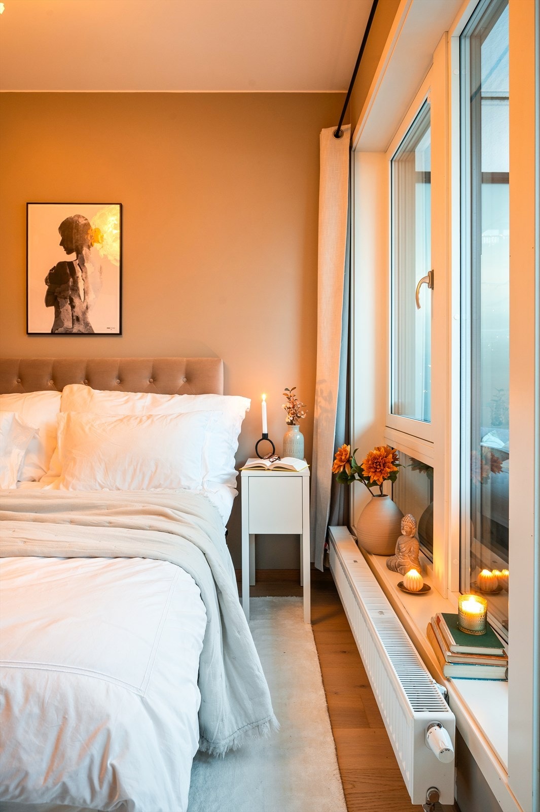 Godt med lysinnslipp fra store vinduer og balkongdør Galleribilde