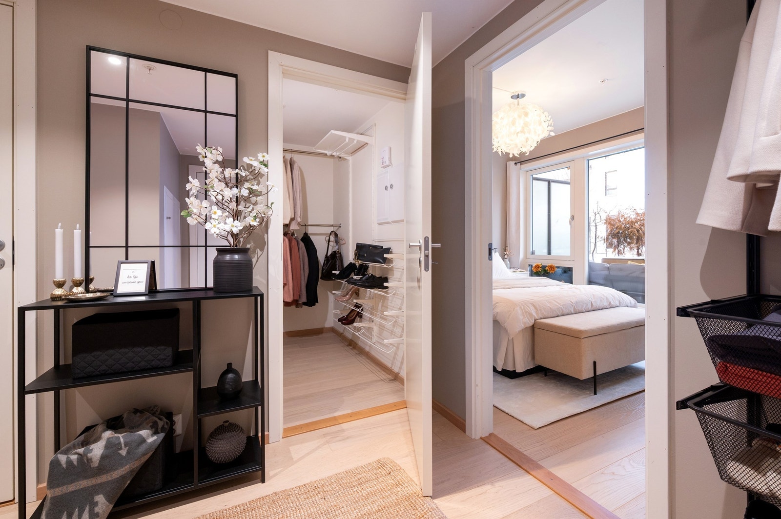 Innvendig bod nr. 2 med god oppbevaringsplass - perfekt som walk-in garderobe med rikelig plass til både sko, klær og annen oppbevaring Galleribilde