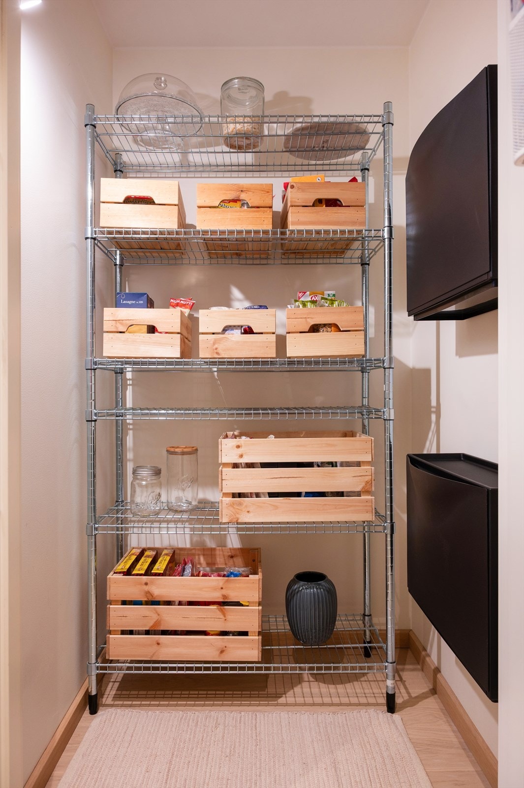 Ofte er oppbevaringsplass et problem - det er ikke tilfelle i denne leiligheten med to innvendige boder! Galleribilde