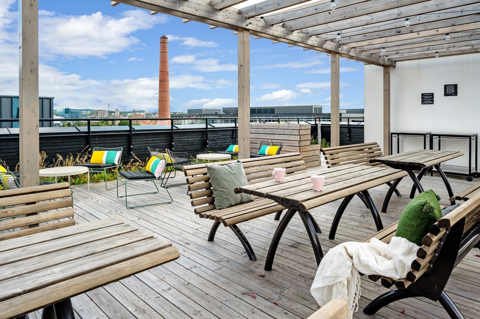 Felles takterrasse med mer enn nok plass til å invitere både familie og venner til varme dager og hyggelige kvelder! Galleribilde