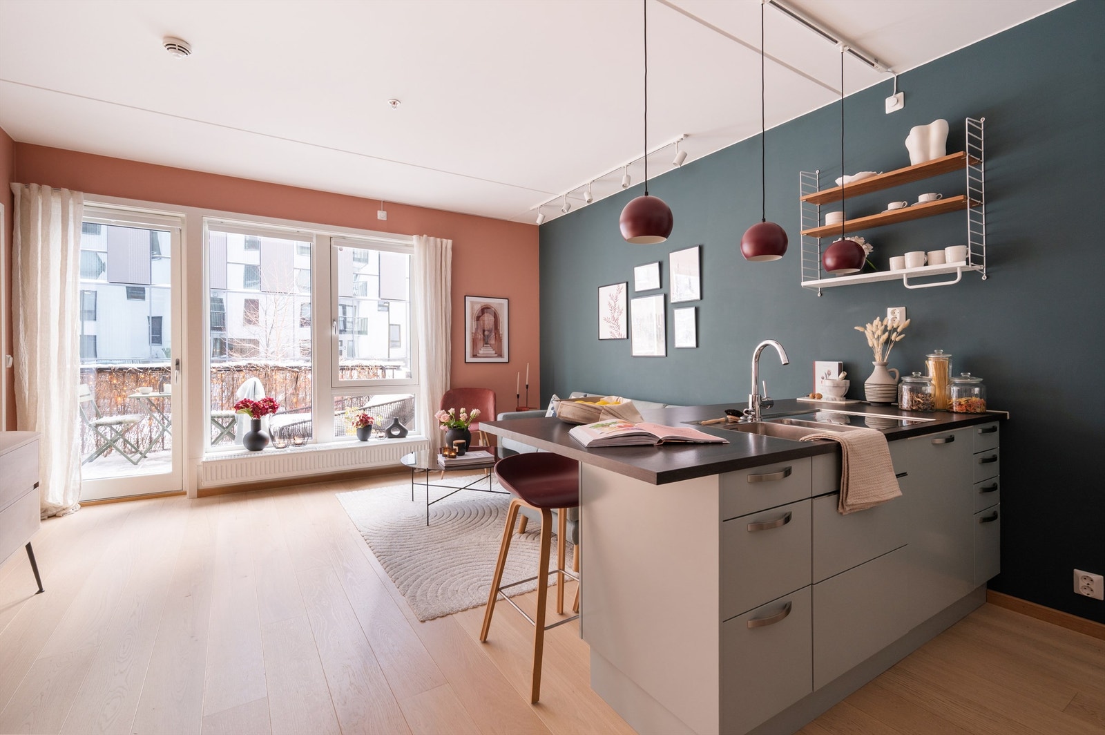 Det første som møter deg er store vindusflater, som gir mye naturlig lys og god en god atmosfære - monterte plisségardiner gir god solskjerming Galleribilde