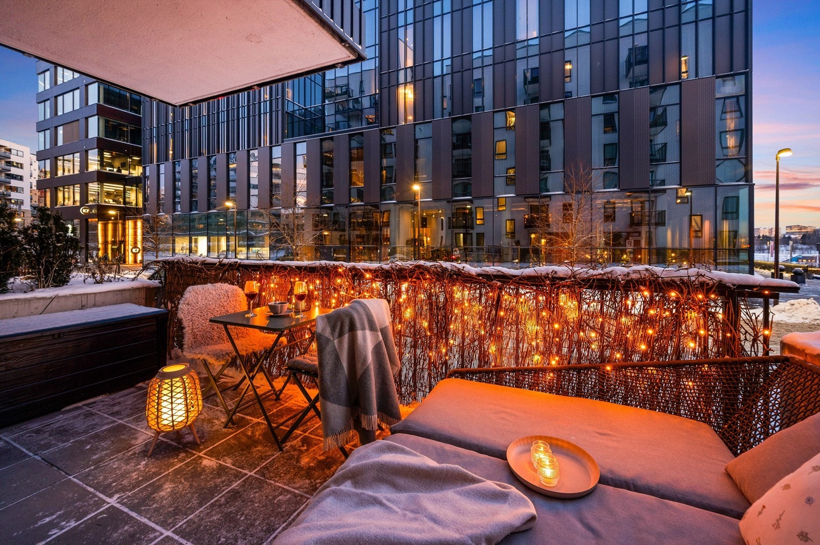 Balkongen er delvis overbygget av balkongen over, noe som gjør at man kan kose seg ute selv om været ikke er optimalt Galleribilde