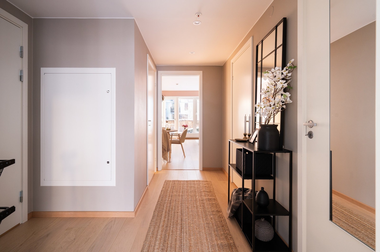 Veggflatene er malt i en behagelig farge og på gulvet er det lekker, enstavs eikeparkett Galleribilde