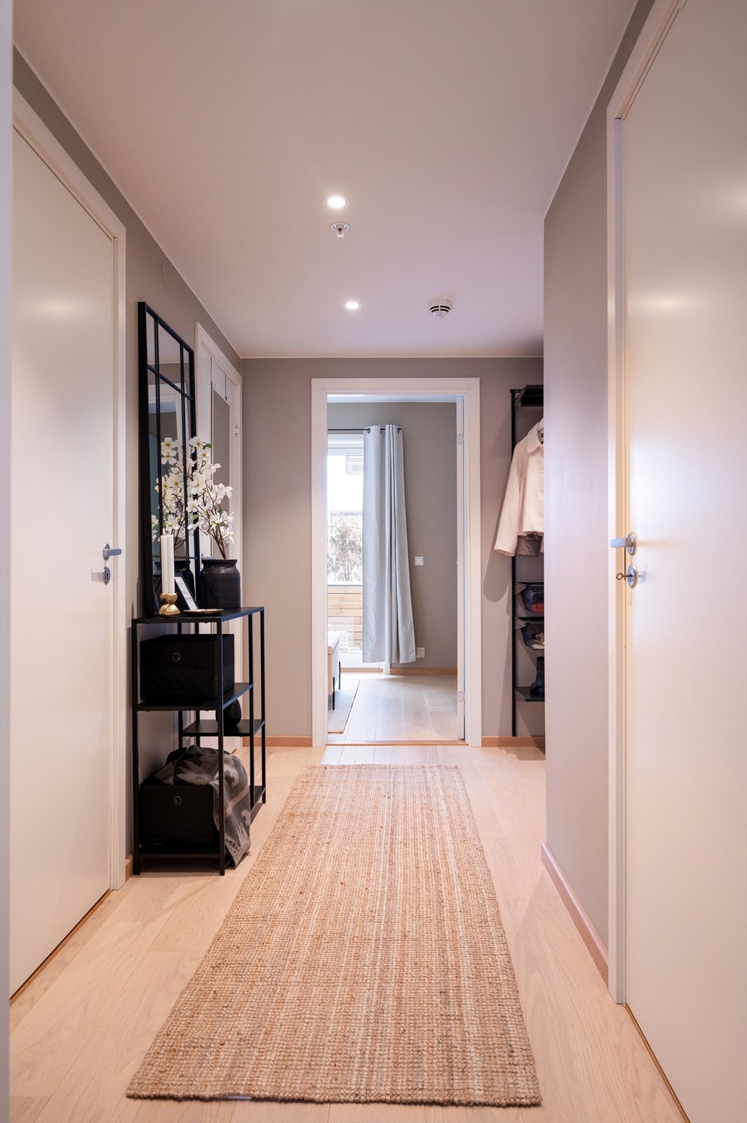 Det første som møter deg er en lys og innbydende entré, som gir et godt førsteinntrykk av leiligheten Galleribilde