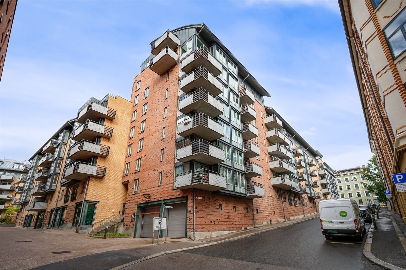 Fasade - adgang til garasjeanlegg med elektronisk port med automatisk døråpner Galleribilde