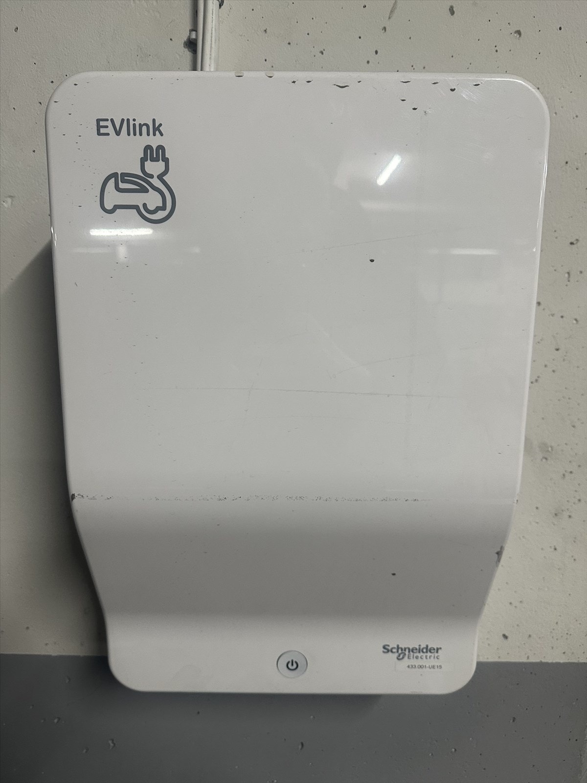 Det er montert el-lader ved garasjeplassen Galleribilde